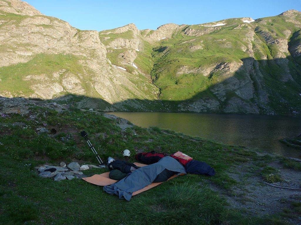 Le soleil arrive au bivouac : il est temps de sortir du duvet...