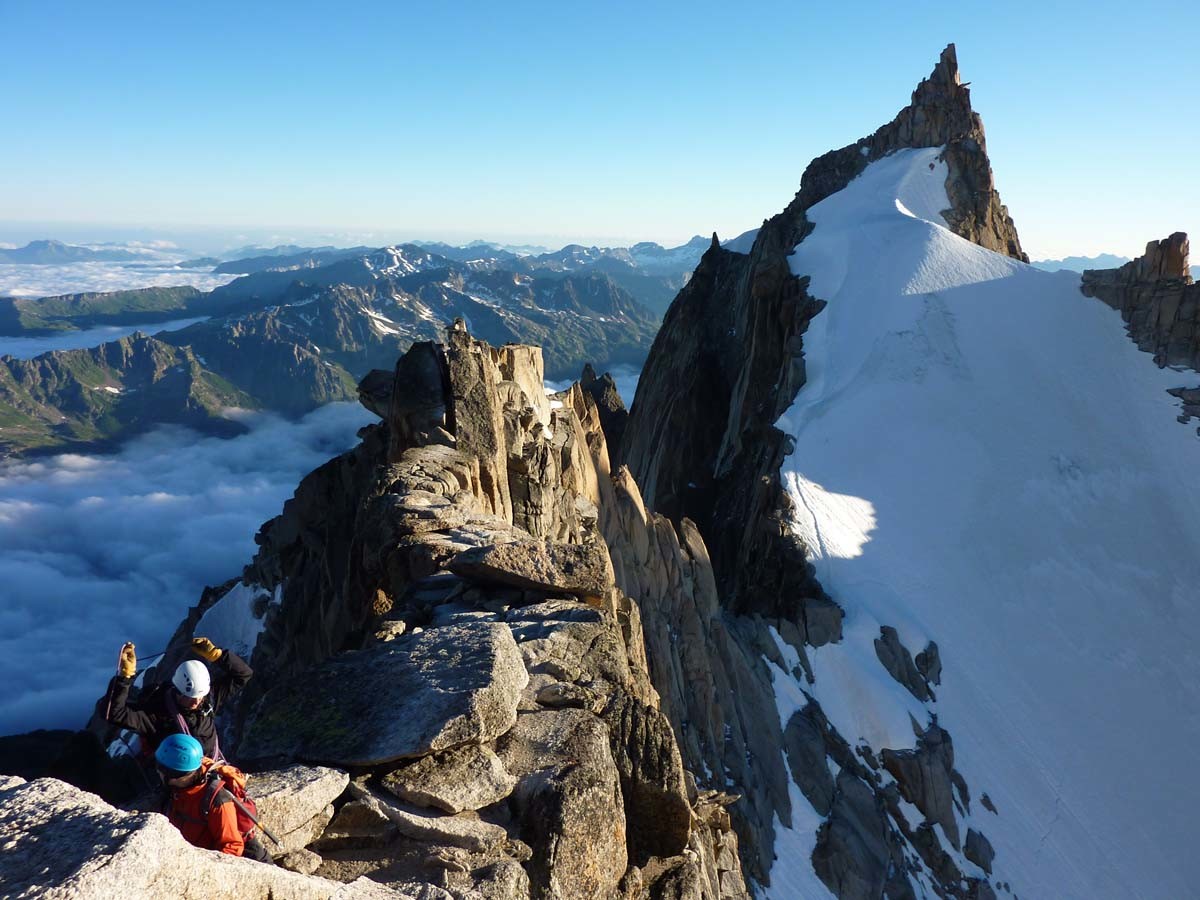 Sur l'arête du Rognon du Plan avant de faire les rappels / aiguille du Plan au fond