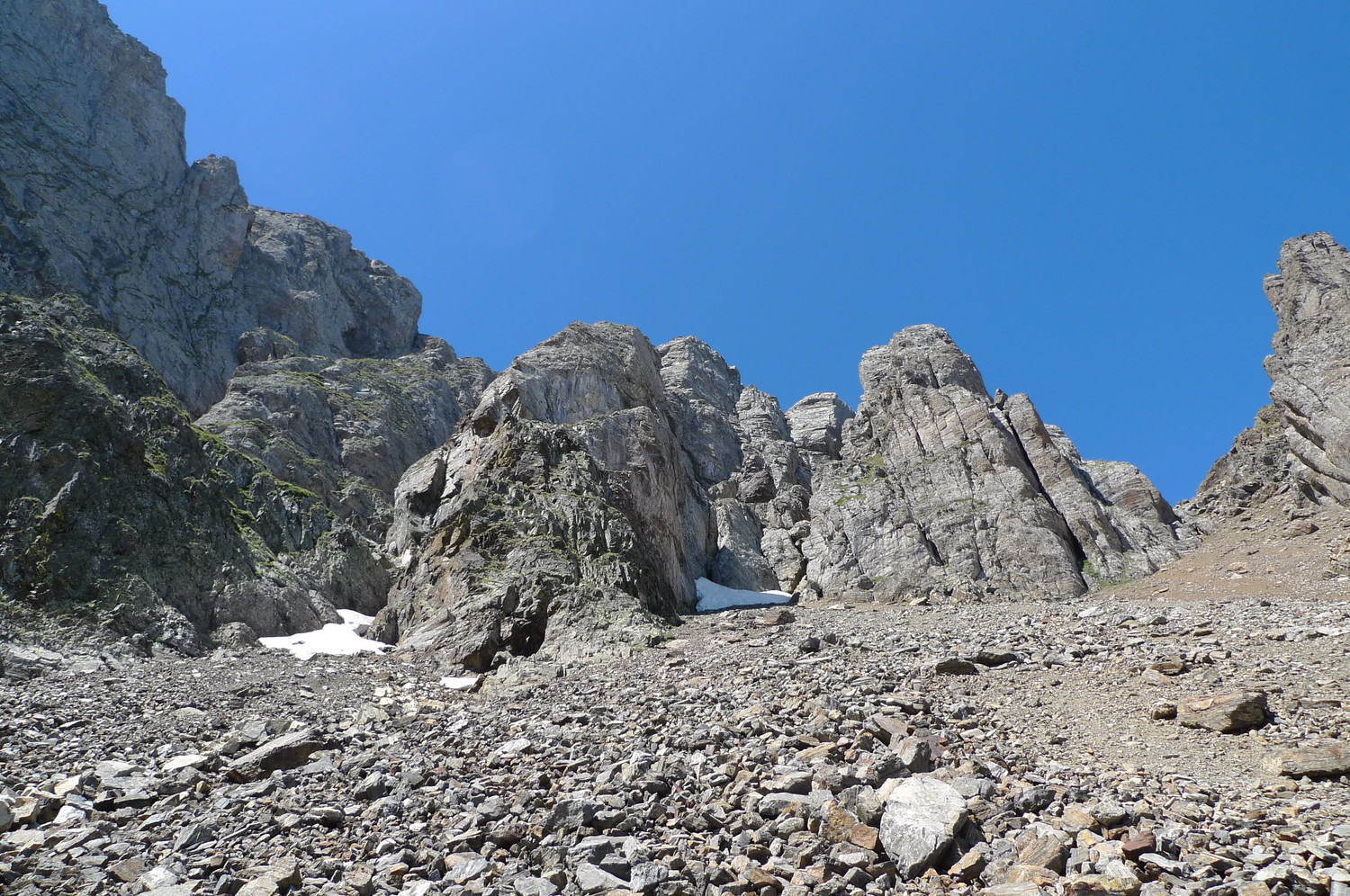 en haut du pierrier, sous les couloirs