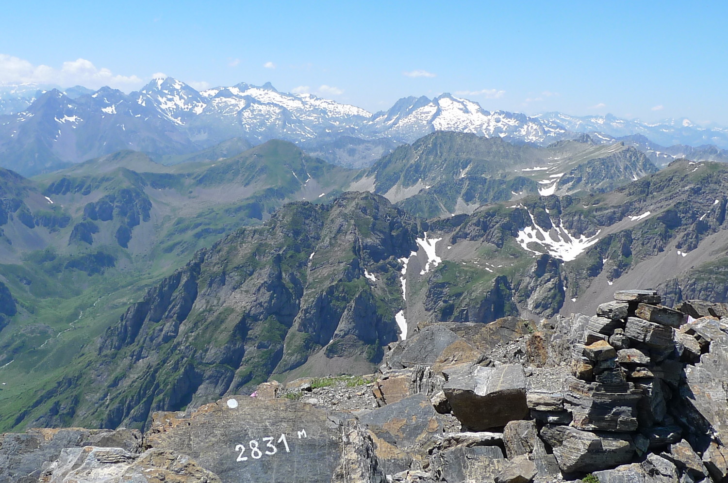 sommet de l'Arbizon, le massif du Néouvielle est encore bien enneigé