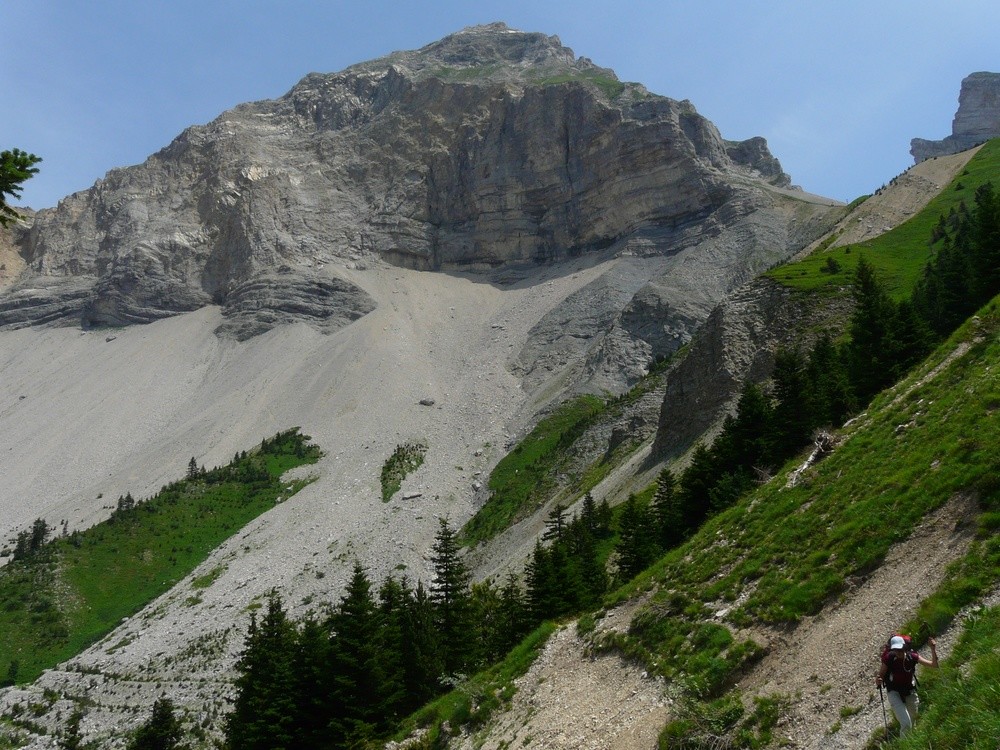 Montée face au Roc de Garnesier