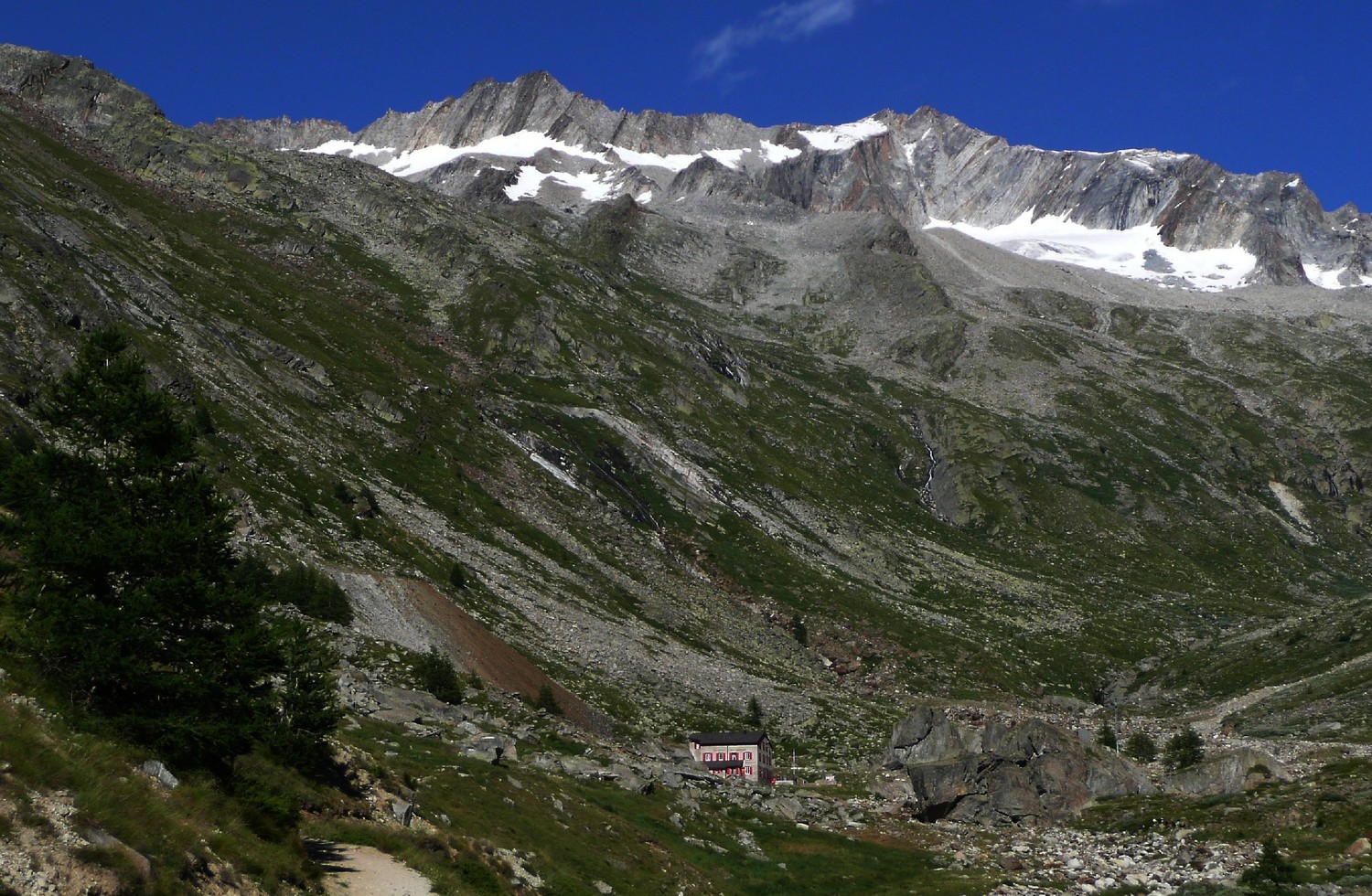 Portjengrat depuis l'Allmagelleralp. On voit bien la longueur de l'arête qui va de l'entaille à l'extrème D de l'image à la dernière brèche à G