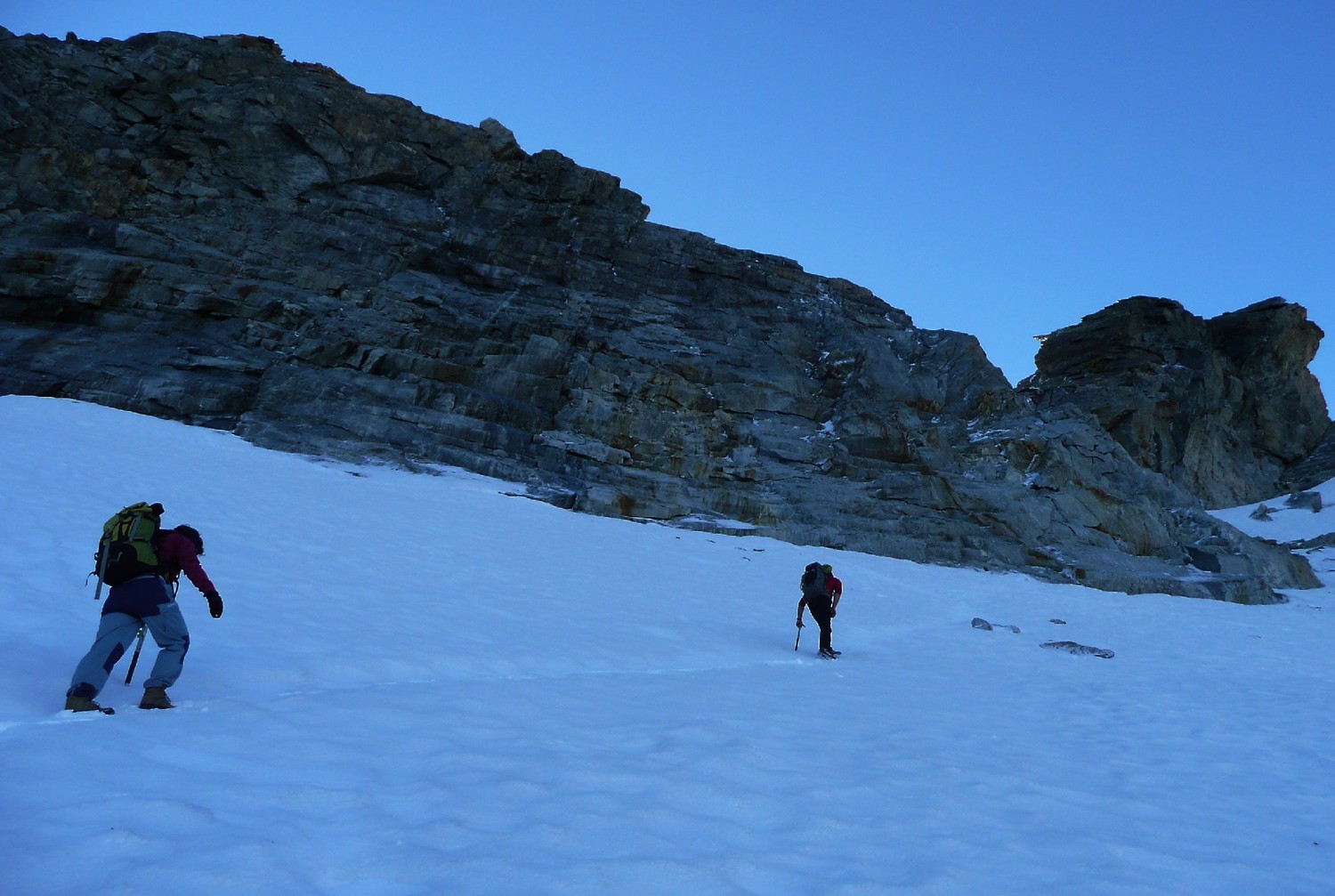 Approche de l'attaque de l'arête S du Portjengrat (la voie attaque dans les dalles à G de l'encoche)