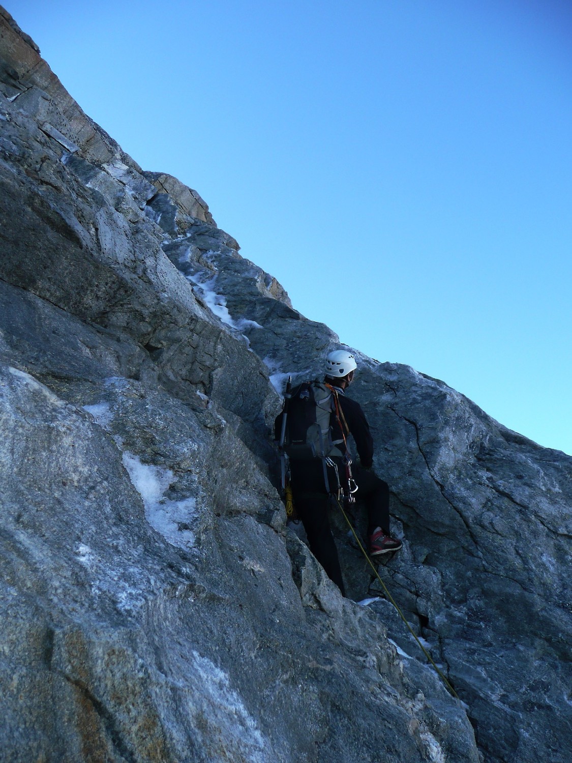 Daniel dans les 1ère longueurs verglacées avant de prendre pied sur l'arête sud