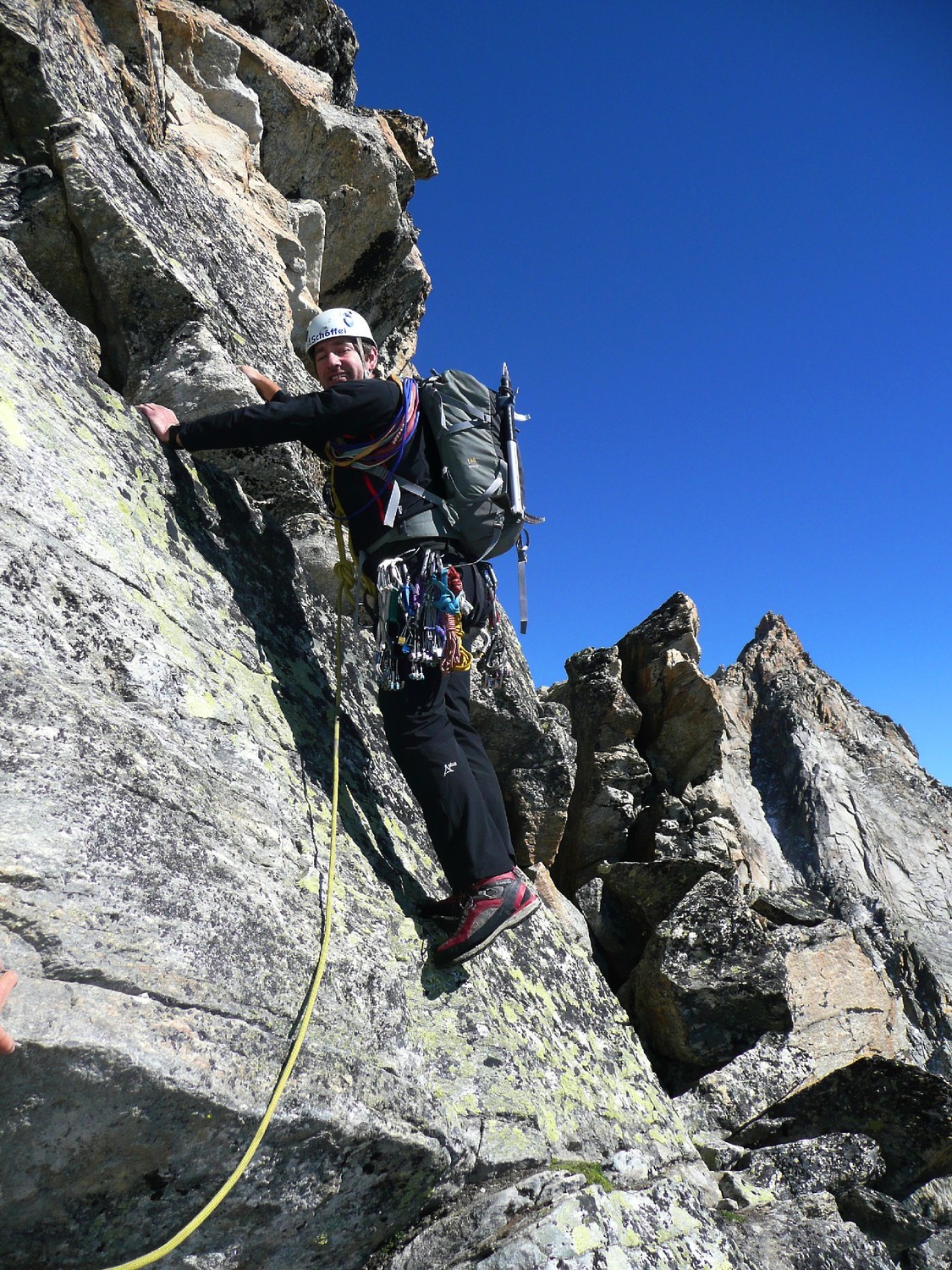 Arête Sud du Portjengrat, gendarme avant la selle neigeuse