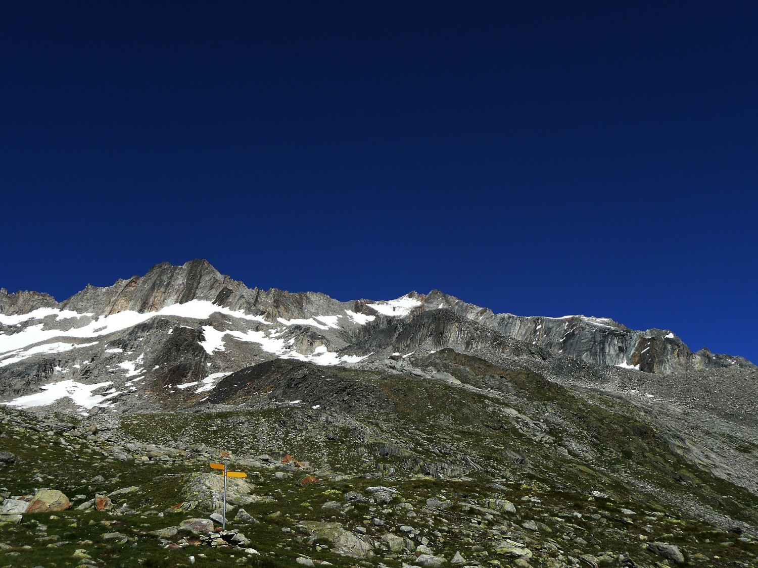 L'arête complète du Portjengrat (les 2 brèches de déprt et d'arrivée sont aux 2 extrémités de l'image)