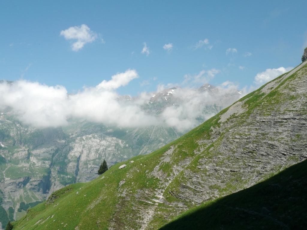 Croix Moccand : la sente est visible horizontalement