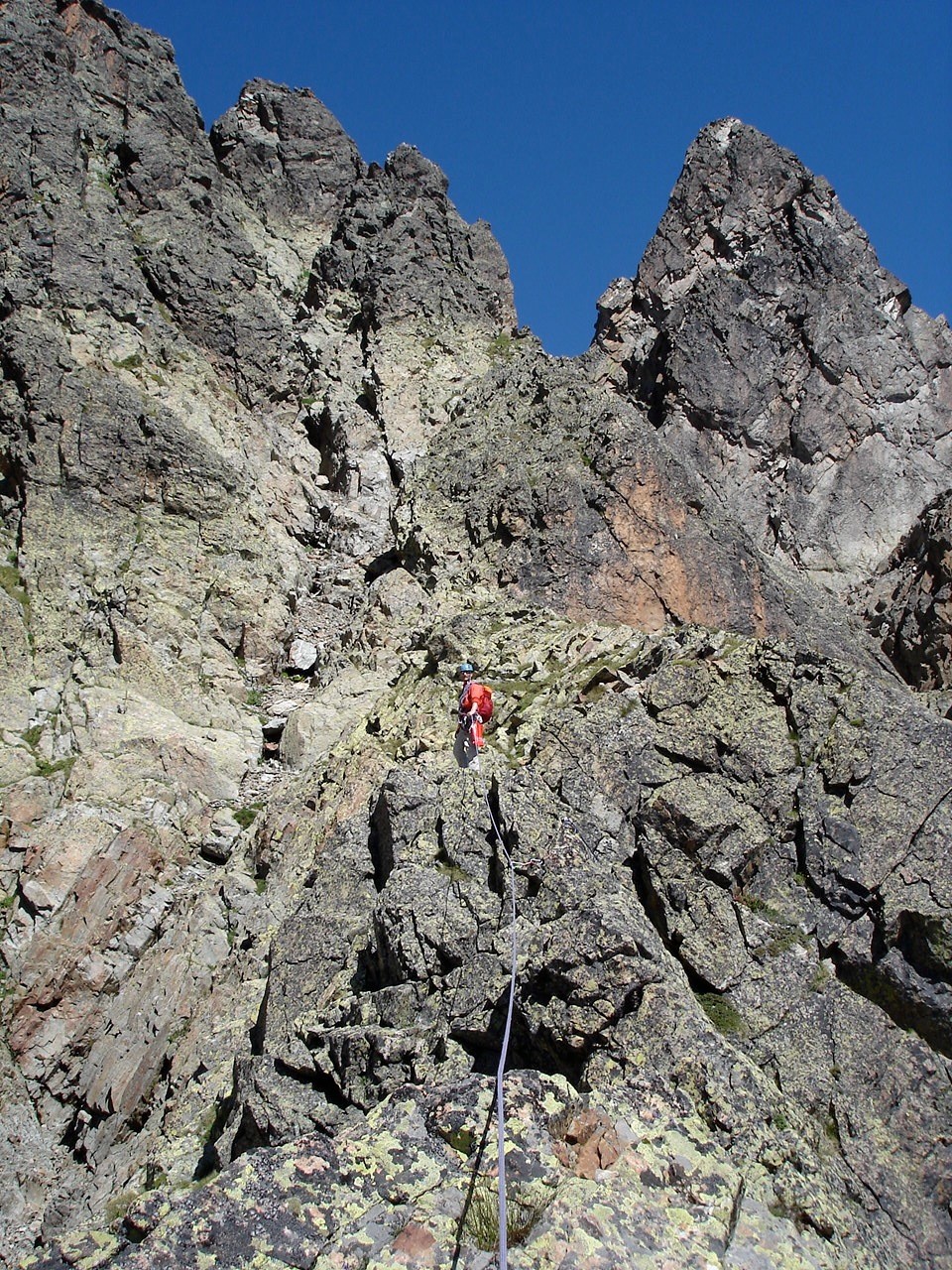 Sur l'arête après la 3ème Tour ; 4ème Tour (qu'on ne gravit pas) à gauche, Gendarme rouge (5ème Tour) à droite