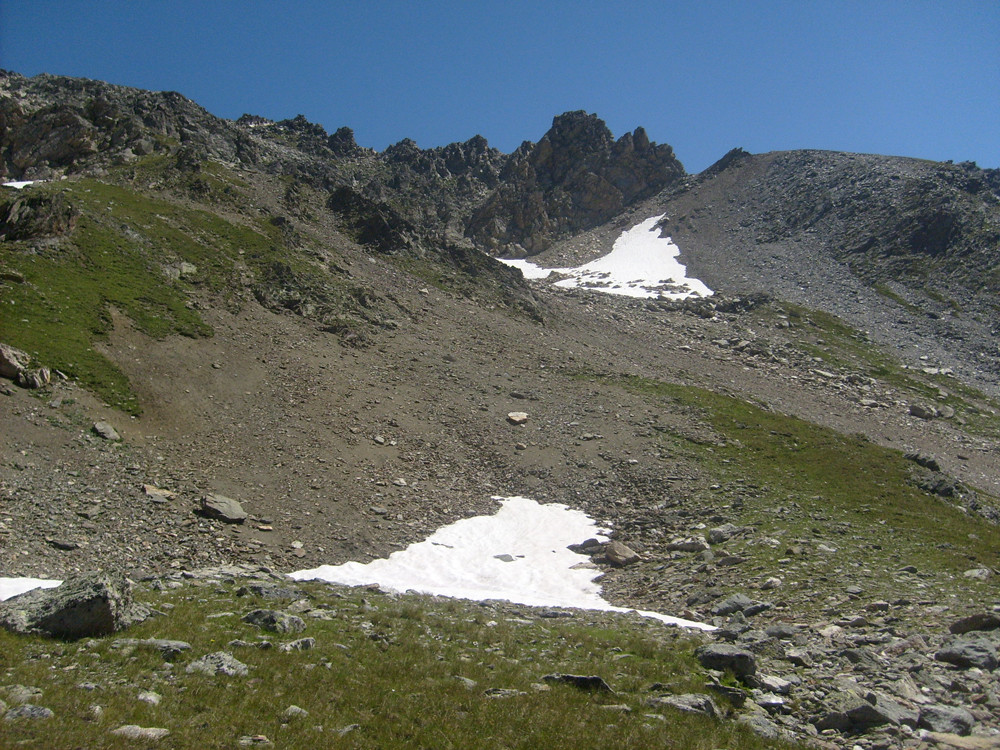Le col de la Sache par lequel on ne passe pas, on tourne à gauche avant
