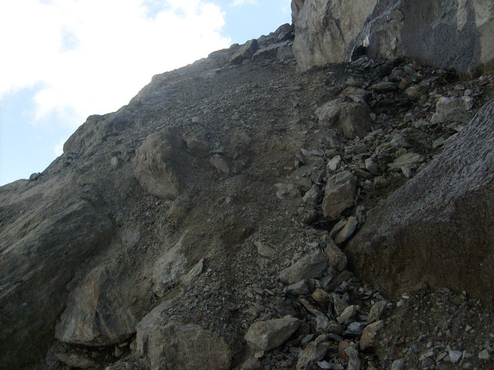 A 2850m le début de la rampe d'accès méga large et bien moins raide que ça!