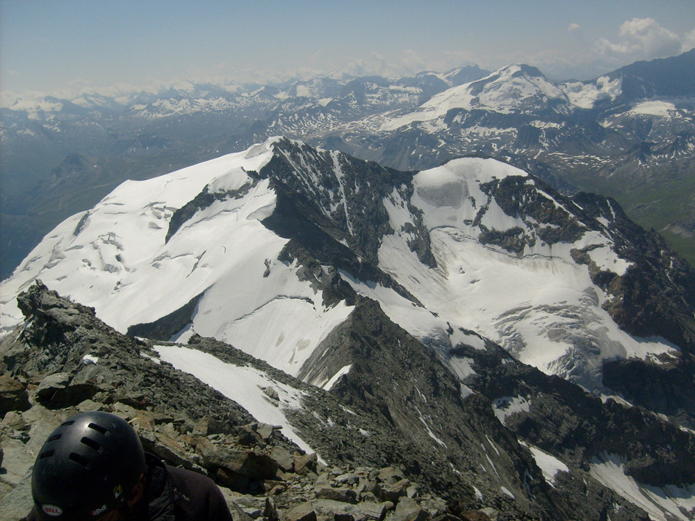 Deux jour plus tard, l'arête Platières/Sache vue depuis le Mt Pourri, Platières (face N) étant à droite