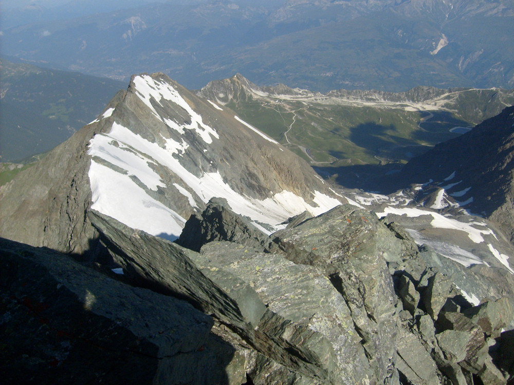 L'aiguille du St Esprit et à droite les saignées dans la montagne par la station des Arc
