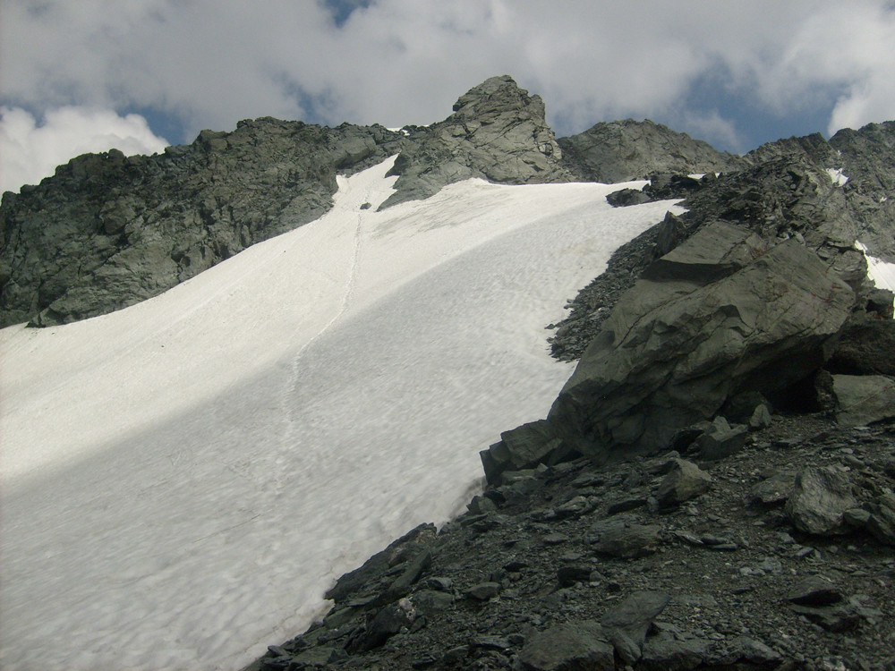 La pente de neige s'élevant du Col des Roches