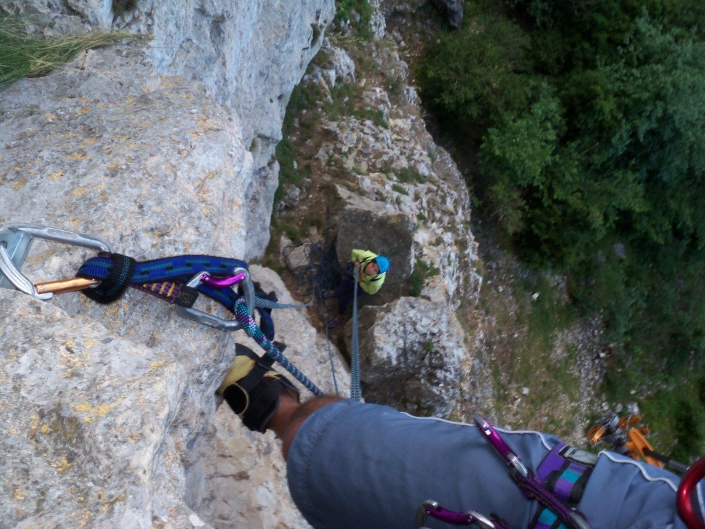 Malgré sangles et tirage ça ne passe pas pour le second => abandon et descente rappel