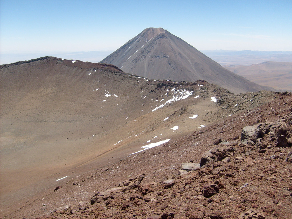 Entre Chili et Bolivie le Licancabur (5996m) depuis le Juriques (5775m), paysages de ouf!