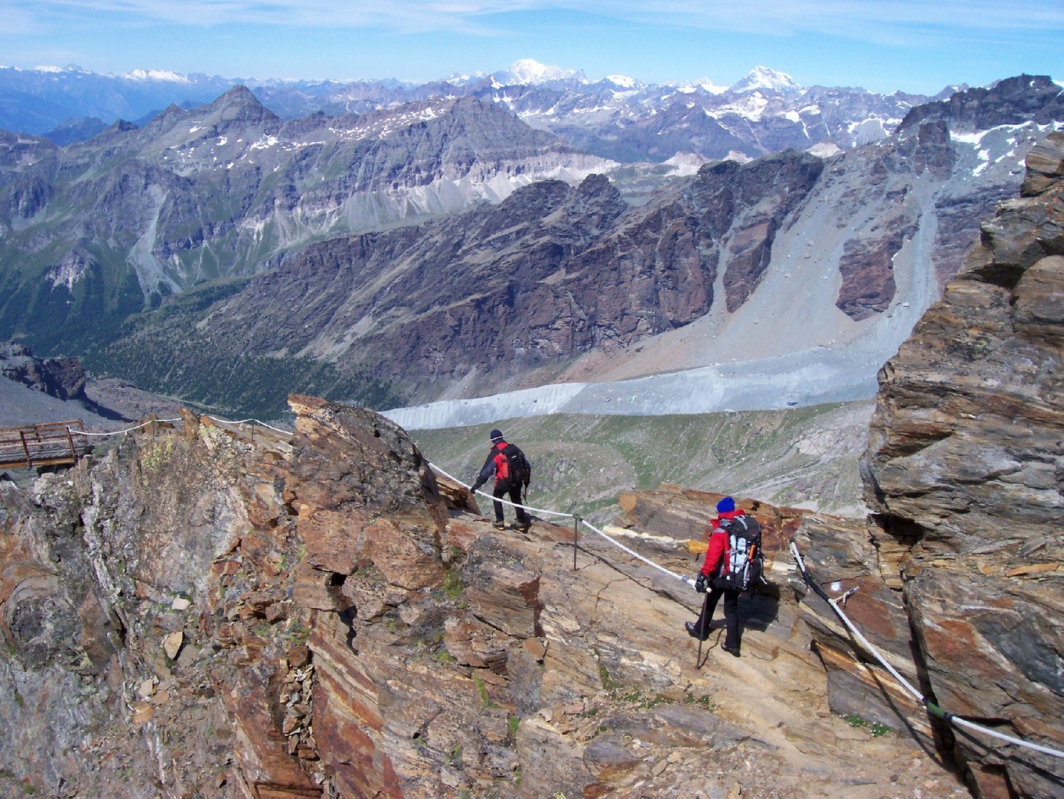 la breve cresta sotto il rifugio