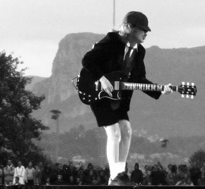 Angus Young [AC/DC] sur fond de Baou de Saint-Jeannet