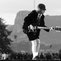 Angus Young [AC/DC] sur fond de Baou de Saint-Jeannet