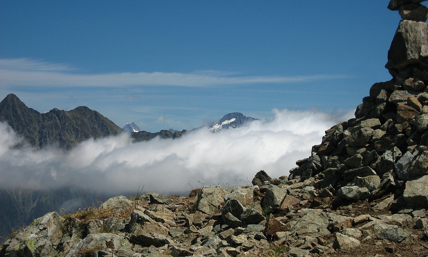... et ces Ecrins qui brillent au loi vers l'est...