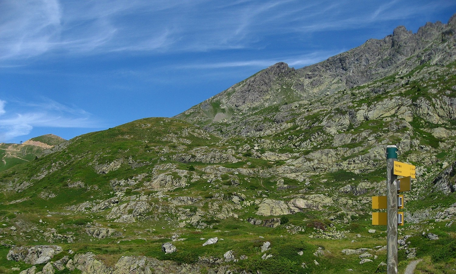 Tu vois, on aurait du longer les parois en partant du Col...
