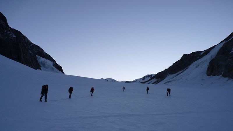 Montée au col Infranchissable avec le Mont Blanc qui apparaît au fond