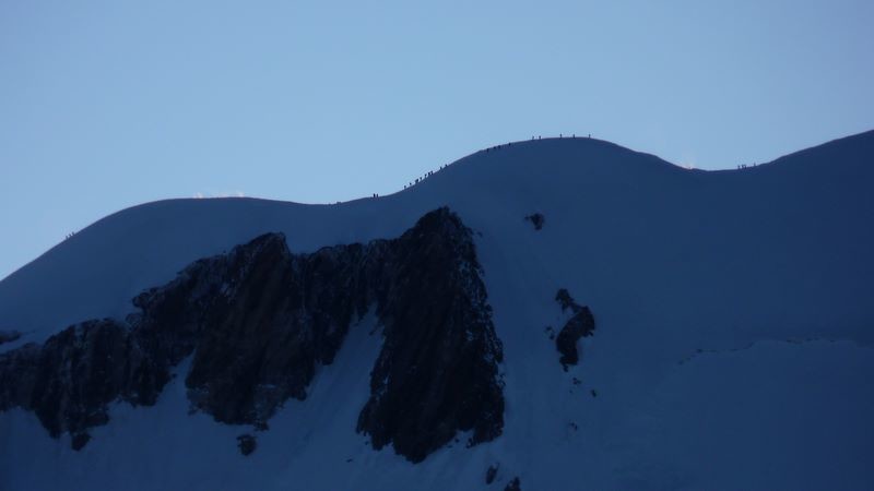 Quelques cordées sur l'arrête des Bosses qui mène au Mont Blanc