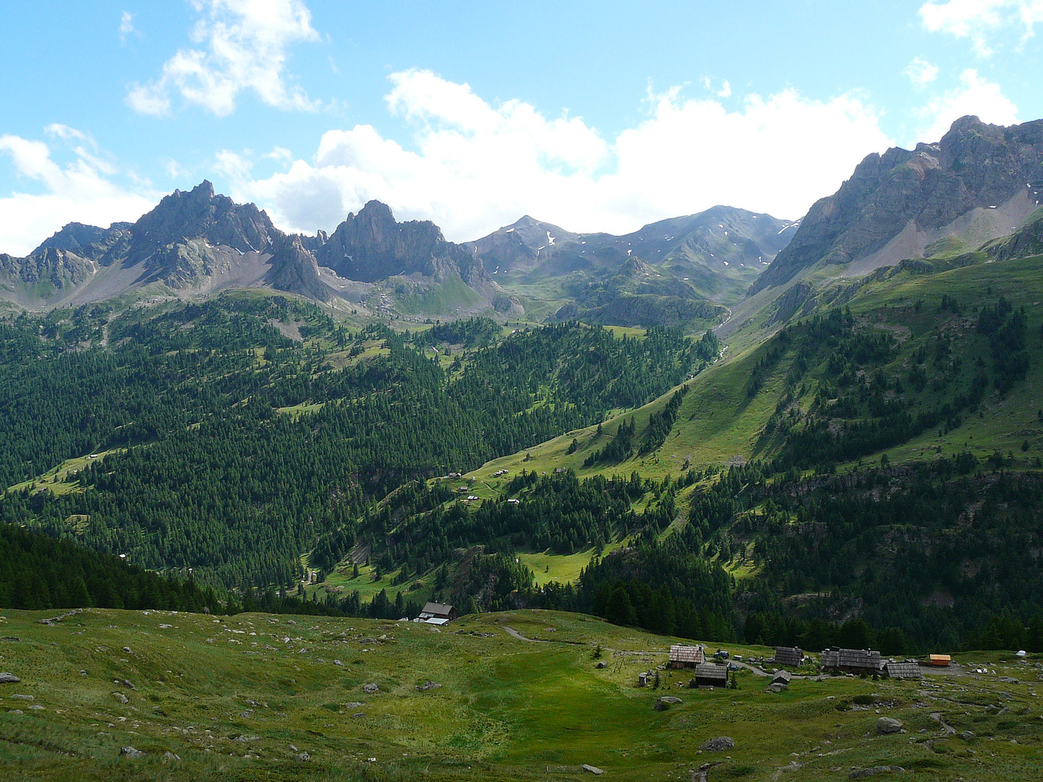refuge de Ricou et le vallon du Chardonnet en arrière plan