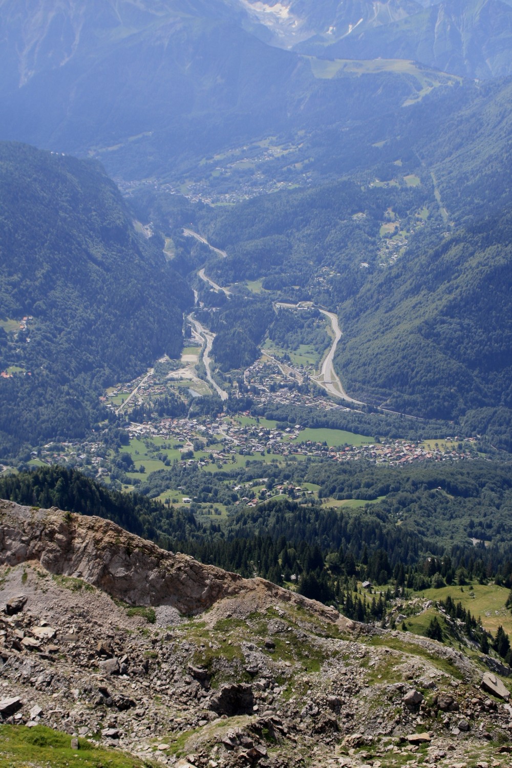Vue plongeante sur Servoz