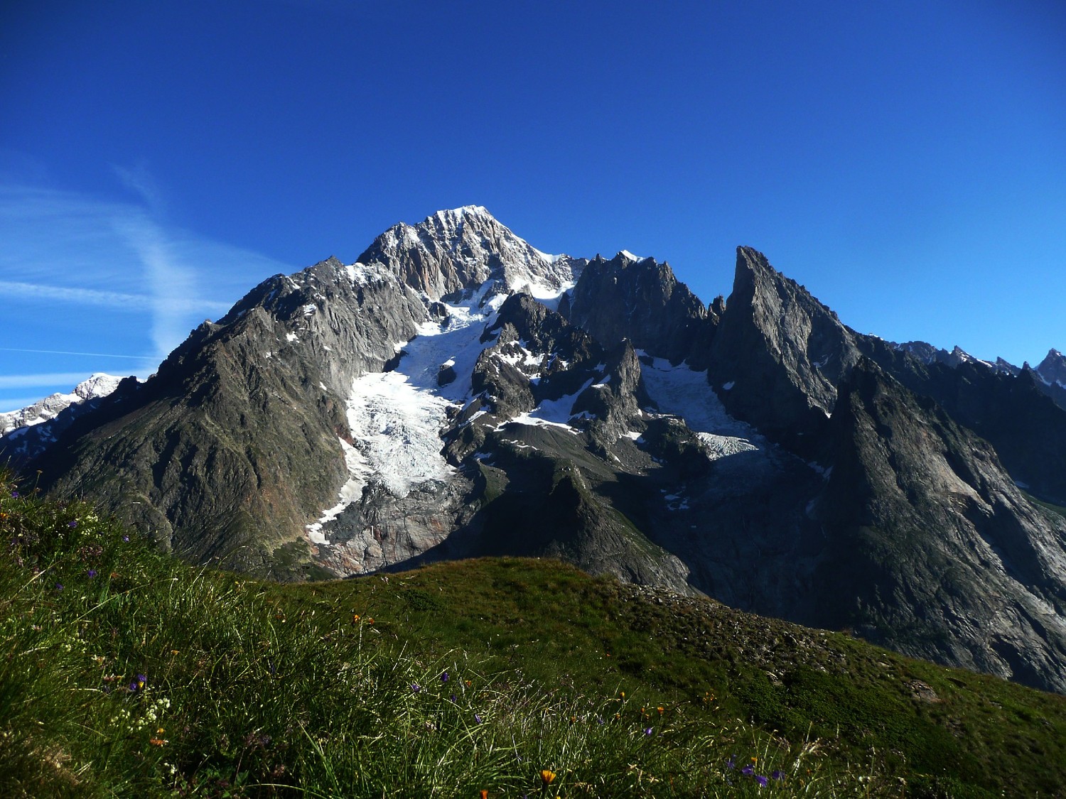 Mont Blanc depuis le Val Veni : arête et glacier du Brouillard à gauche, Aiguille Noire de Peuterey à droite