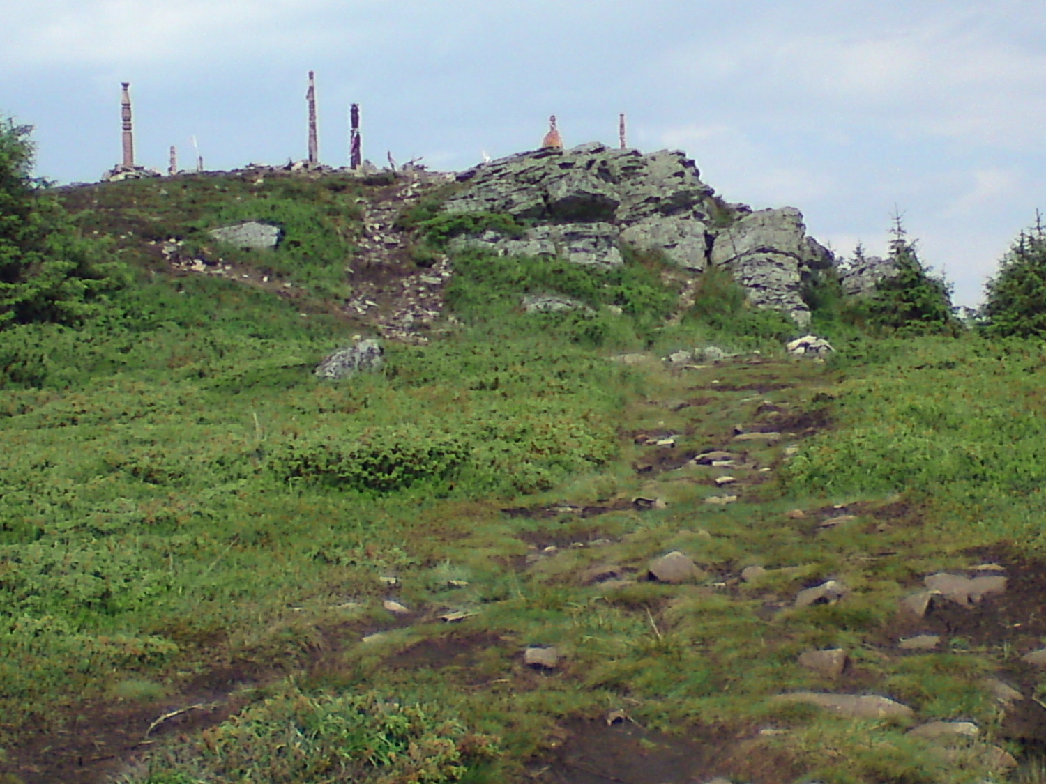 Le sommet de Madarasi Hargita, on distingue les poteaux traditionnels Sicules