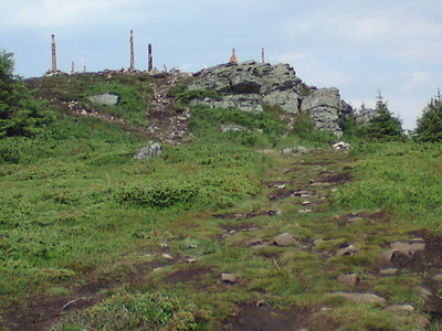Le sommet de Madarasi Hargita, on distingue les poteaux traditionnels Sicules