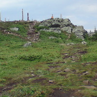 Le sommet de Madarasi Hargita, on distingue les poteaux traditionnels Sicules
