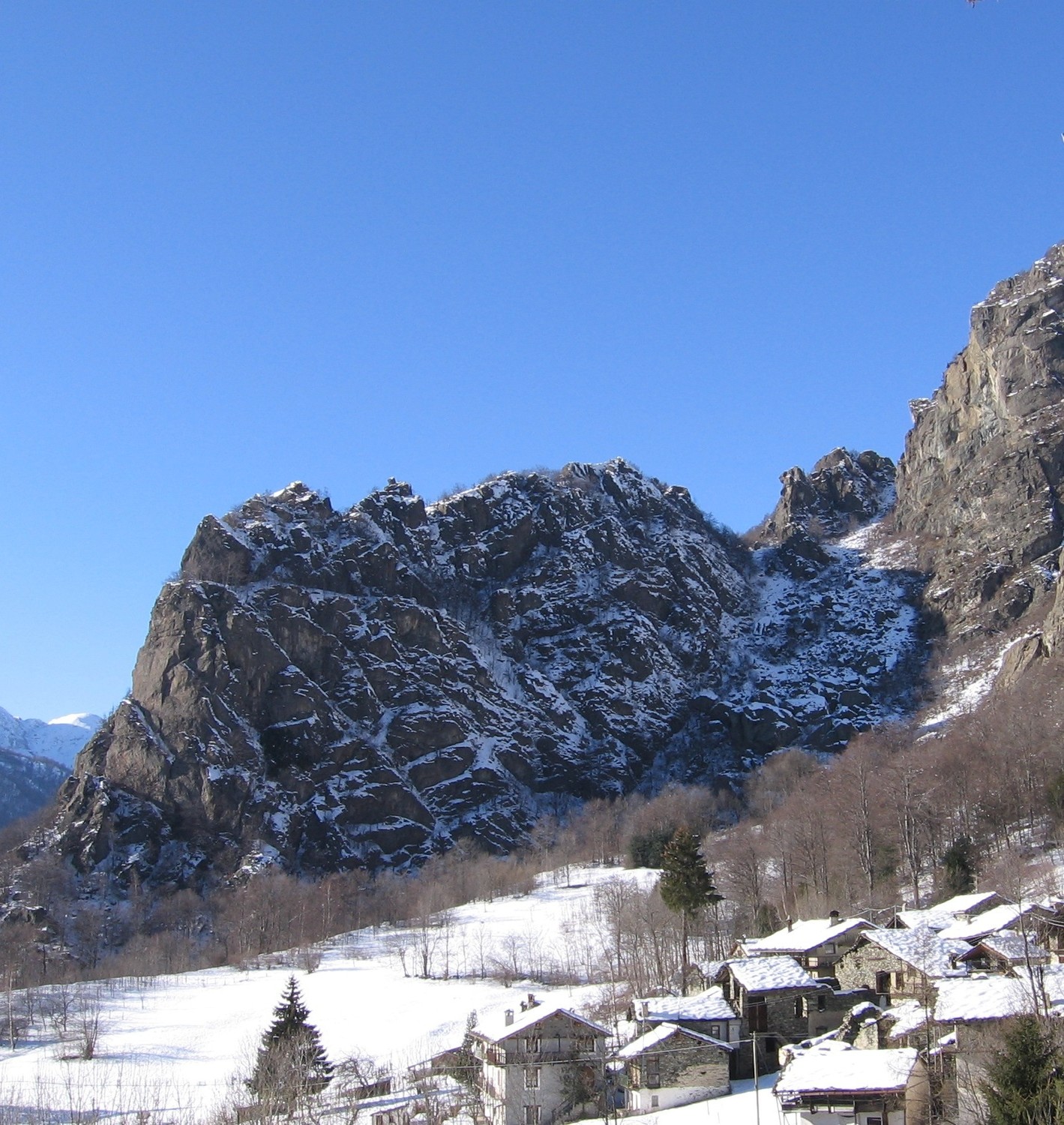 a sin la parete sud est della Rocca, a ds. la Cresta delle Torri