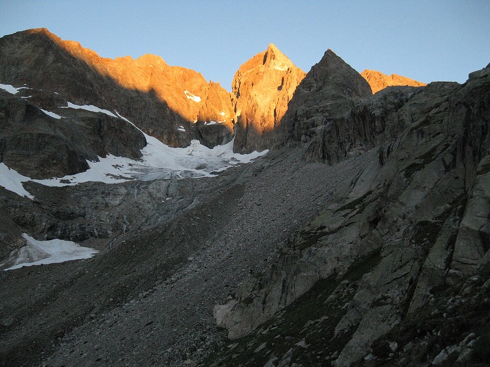 Pic Gény - Arête E : Fin de l'approche, l'arête commence à prendre le soleil