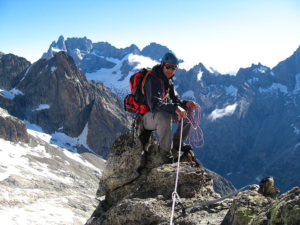 Pic Gény - Arête E : Sylvain sur un gendarme sur fond de Meije