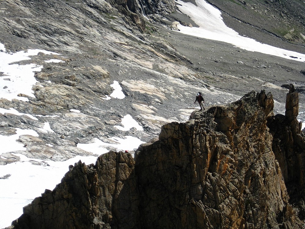 Pic Gény - Arête E : Pierre quelque part sur une portion horizontale de l'arête