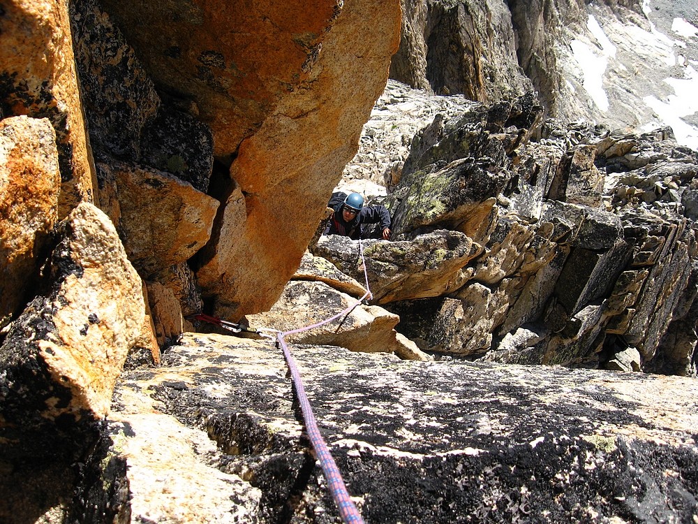 Pic Gény - Arête E : ON se fait plaisir dans un passage un peu plus dur en bon rocher