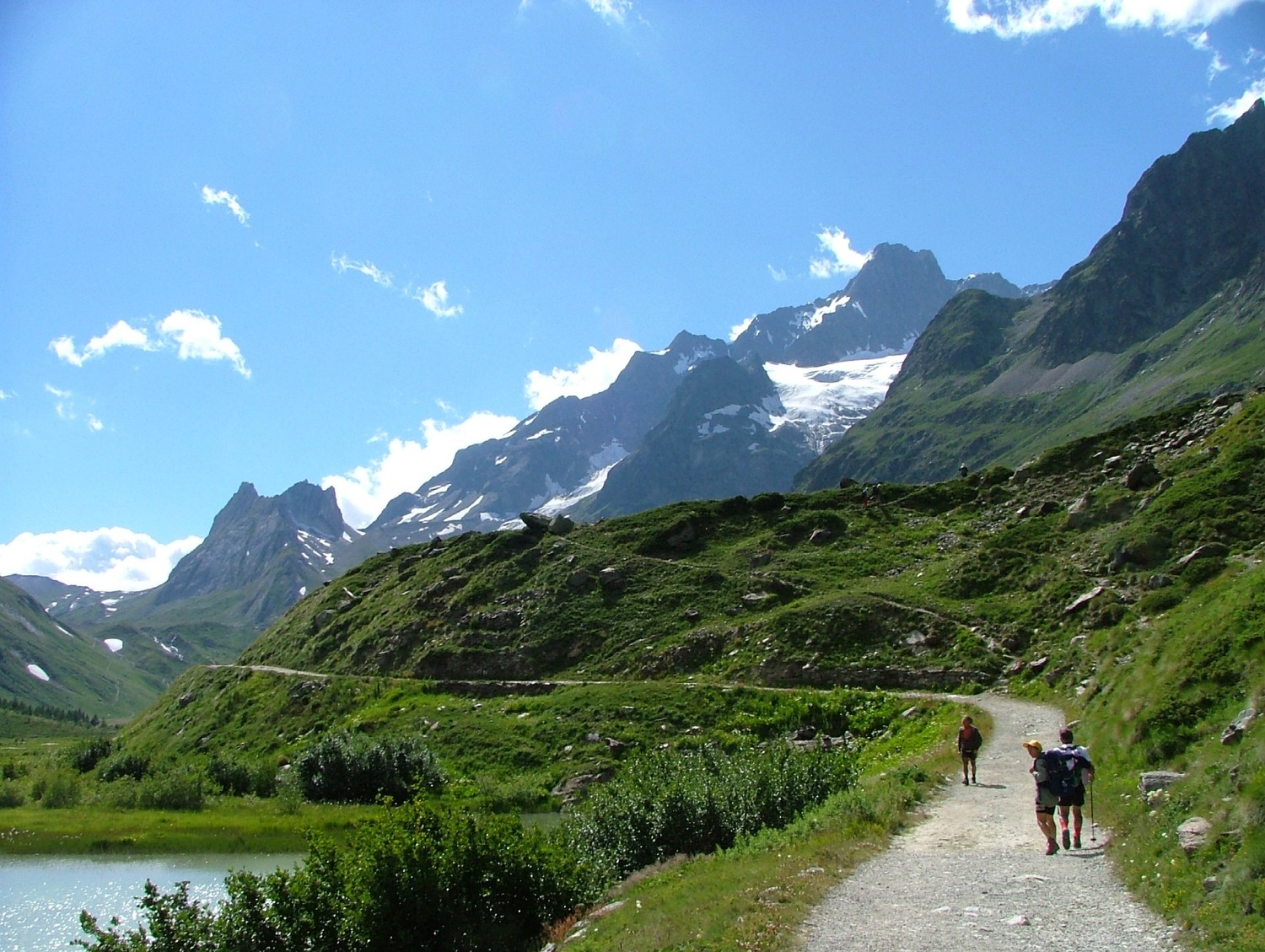 Tré la Tête, au lac de Combal : les Pyramides Calcaires, l'aiguille des Glaciers, le glacier de la Lex Blanche (voie de retour), montée au bivouac