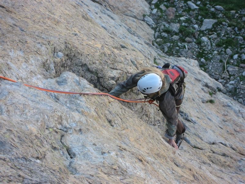 Directissime à la III - Fissure en bas (L1).