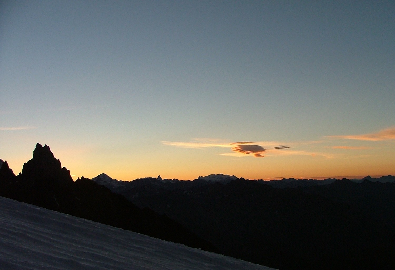 Tré la Tête, en montant au Pett Mont Blanc, lever de soleil sur les Alpes italo-suisse