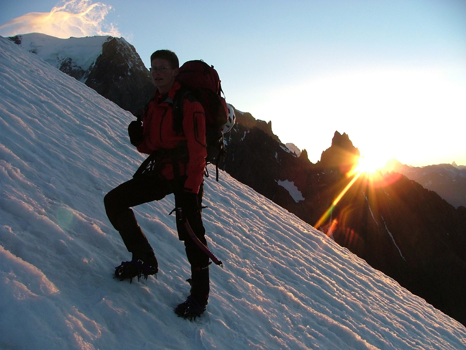Tré la Tête, Florent montant au Petit Mont Blanc, lever du soleil derrière la Noire