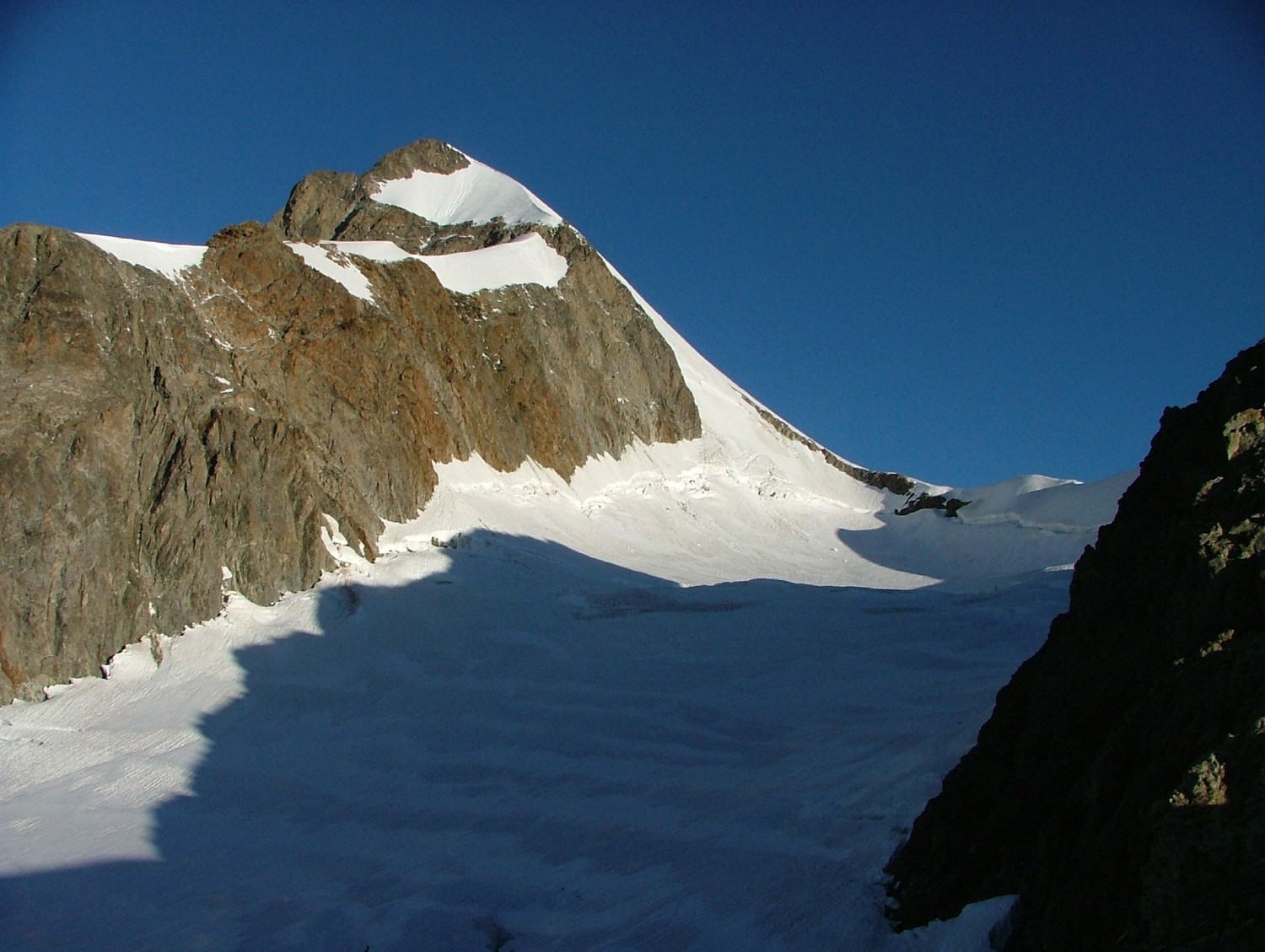 Tré la Tête, glacier du Petit Mont Blanc et aiguille Est, le glacier se remonte au mieux en rive gauche