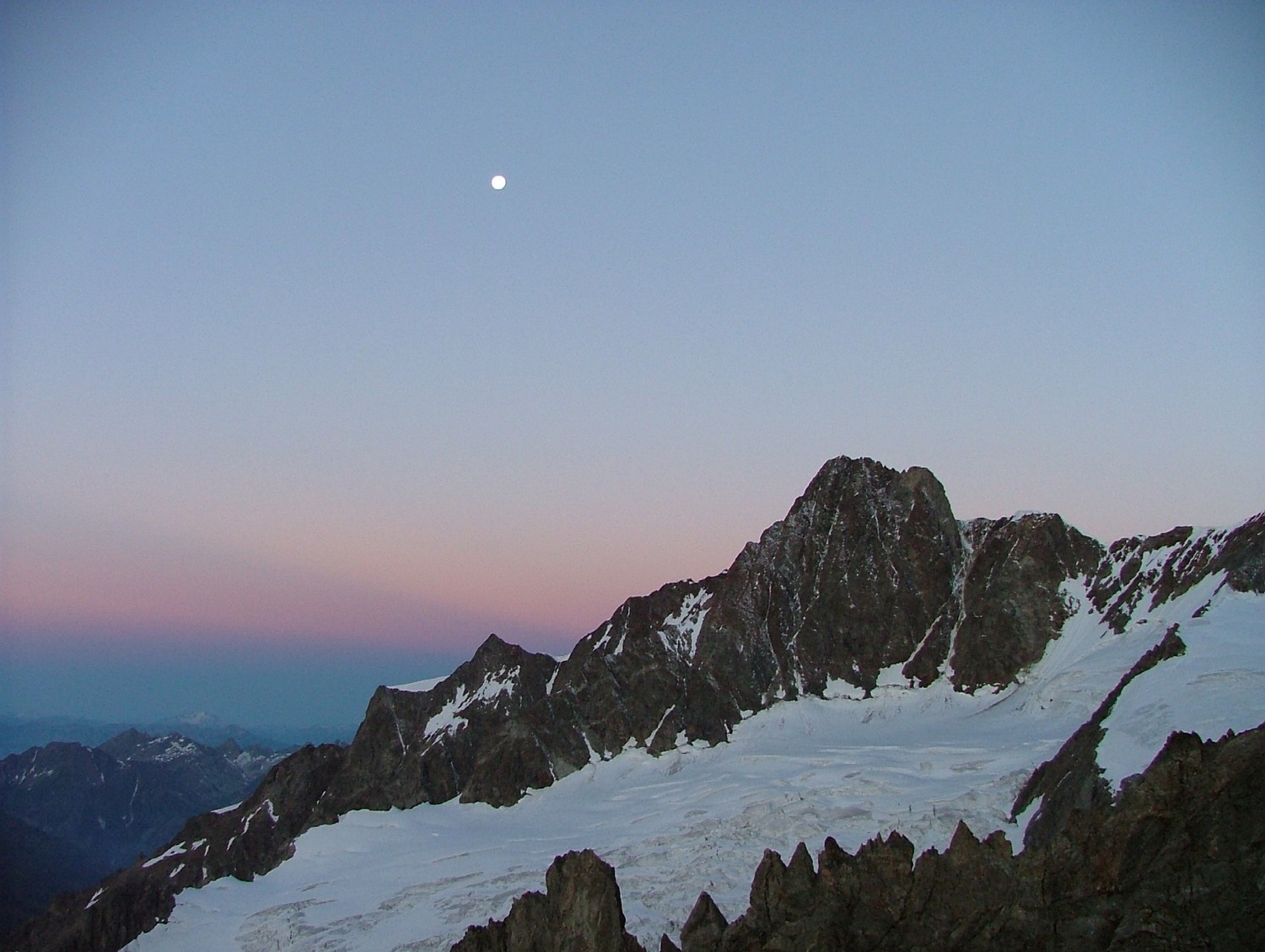 Tré la Tête, aiguille des Glaciers, glacier de la Lex Blanche, passage du plateau sup. à inf. en dessous de l'éperon rocheux 1/3 inf. de photo