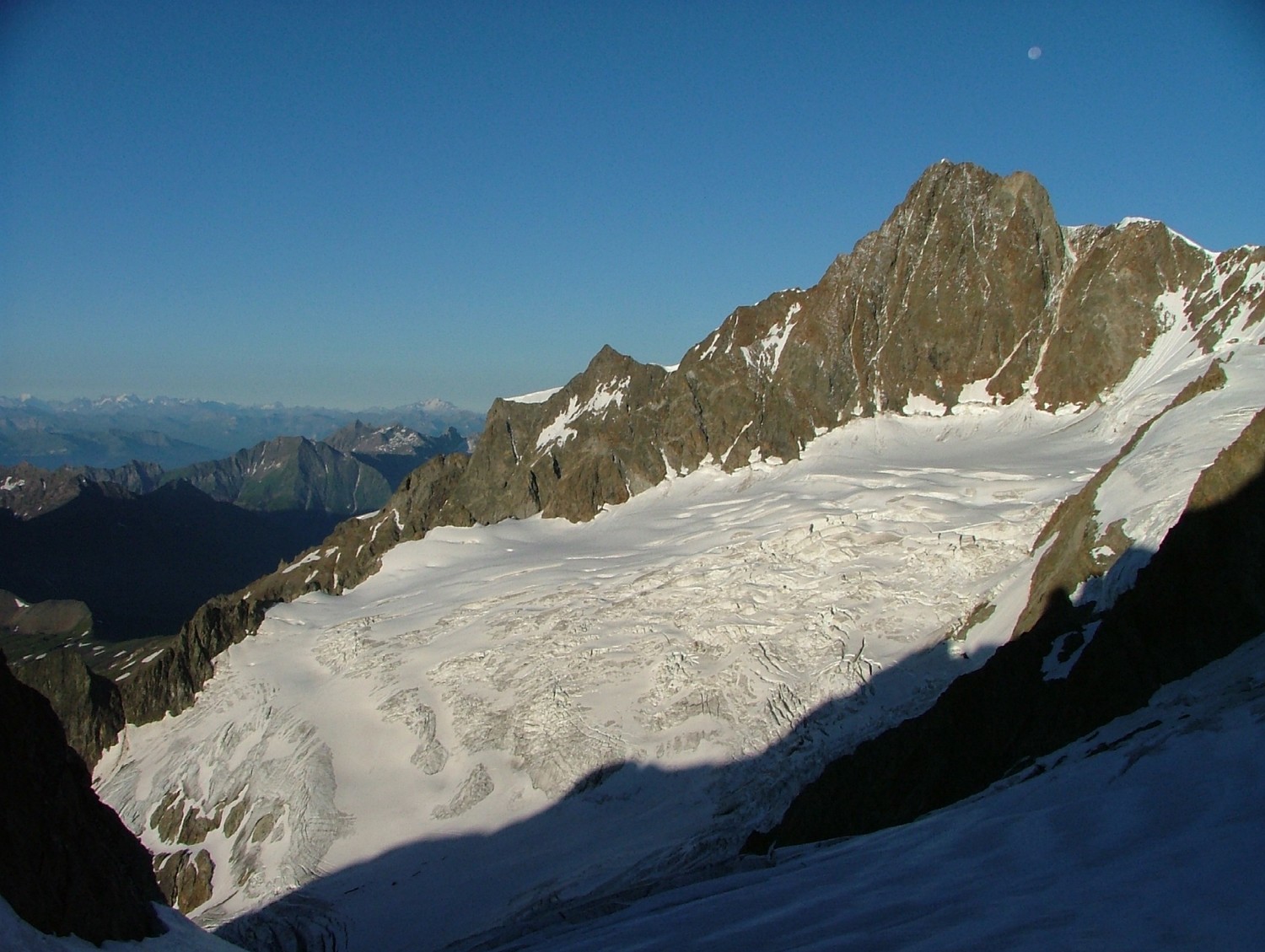 Tré la Tête, depuis glacier Pt Mt Blanc, repérage cheminement glacier Lex Blanche, passage niveau haut à bas sous éperon rocheux 2/5° sup. de photo