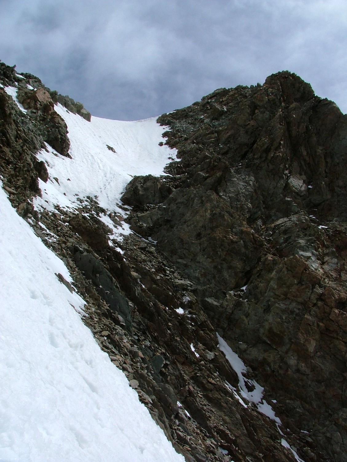 Tré la Tête, couloir utilisé pour accéder à éperon de descente (juste avant pt. 3917) descente diagonale droite jusqu'à trouver éperon de qualité !