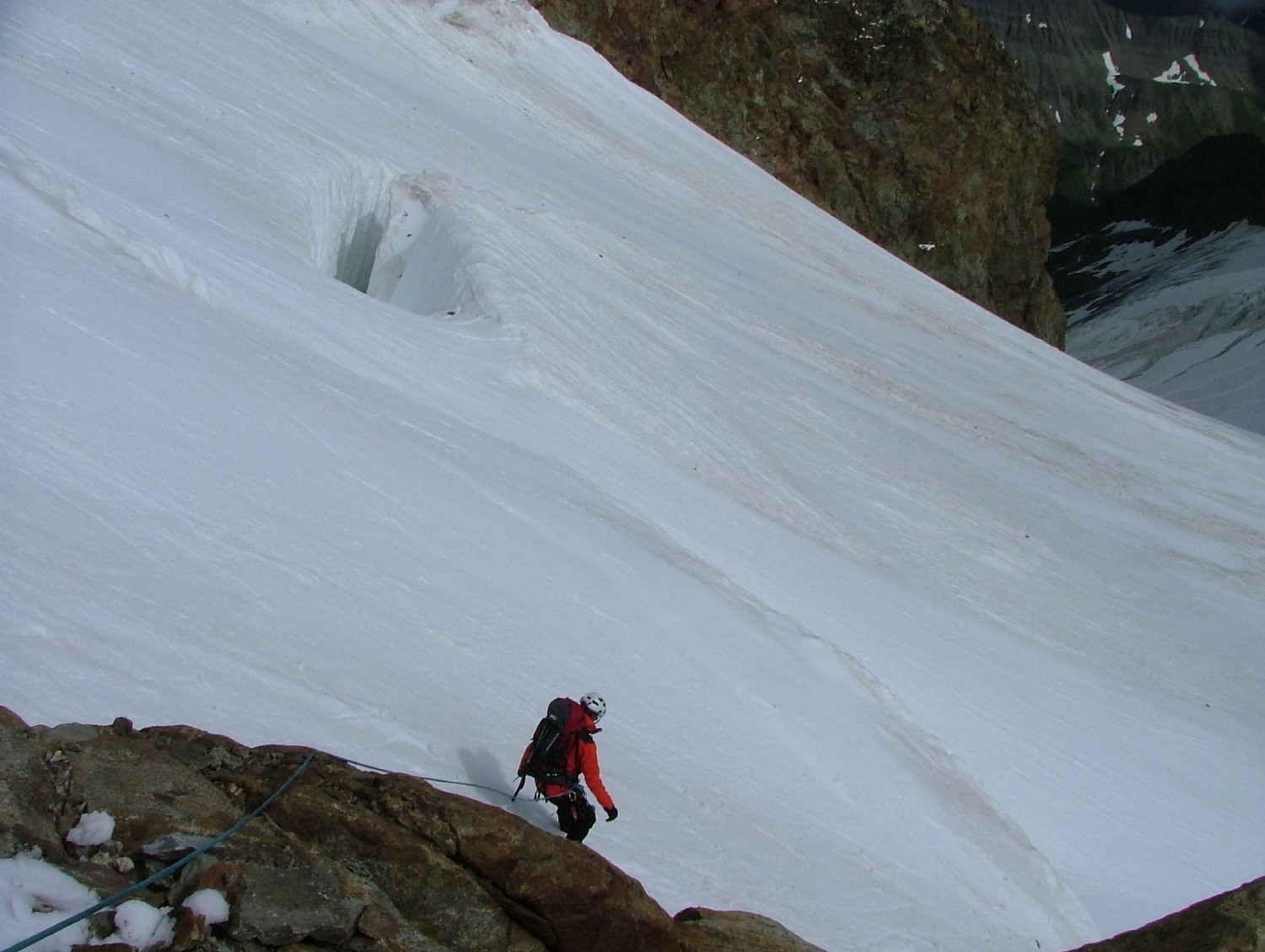 Tré la Tête, bas de la pente de neige sous la face W de TrélaTête, une des gueules béantes qui y attend tout ce qui peut tomber