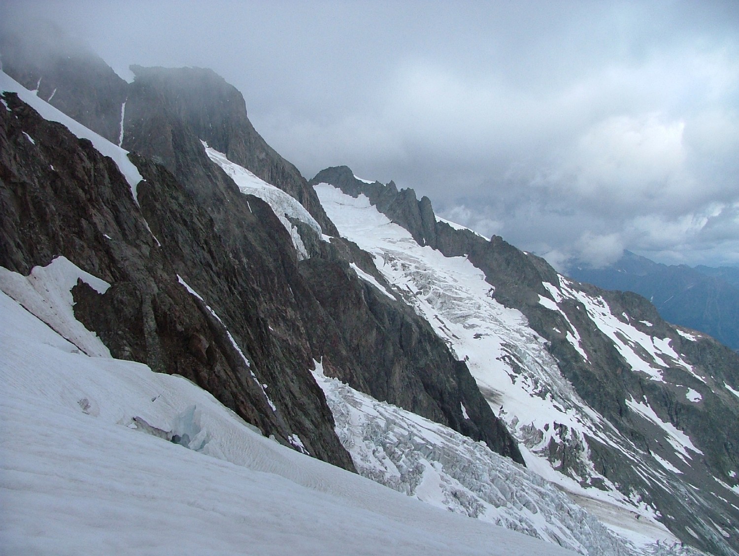 Tré la Tête, glacier de Lex Blanche bas du passage du niveau sup à inf, au fond le Pt Mt Blanc