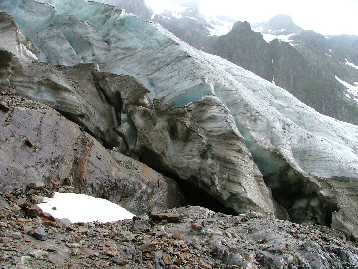 Tré la Tête, franchissement d'une marche par le glacier de la Lex Blanche (langue terminale)