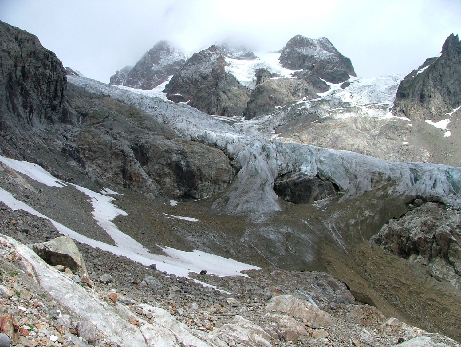 Tré la Tête, glacier de la Lex Blanche, on distingue la cheminée diagonale qui permet de franchir le dernier passage délicat (un piton au sommet !)