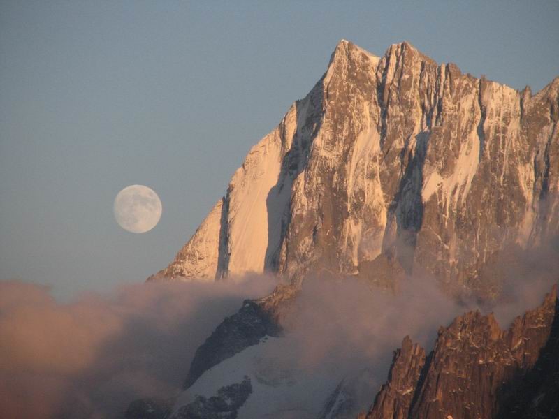 Levé de lune sur les Jorasses depuis l'aiguille de Charlanon